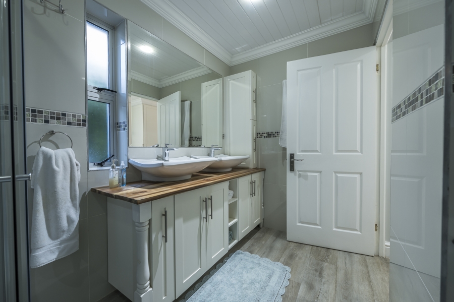 5 Bedroom Property for Sale in Glentana Western Cape